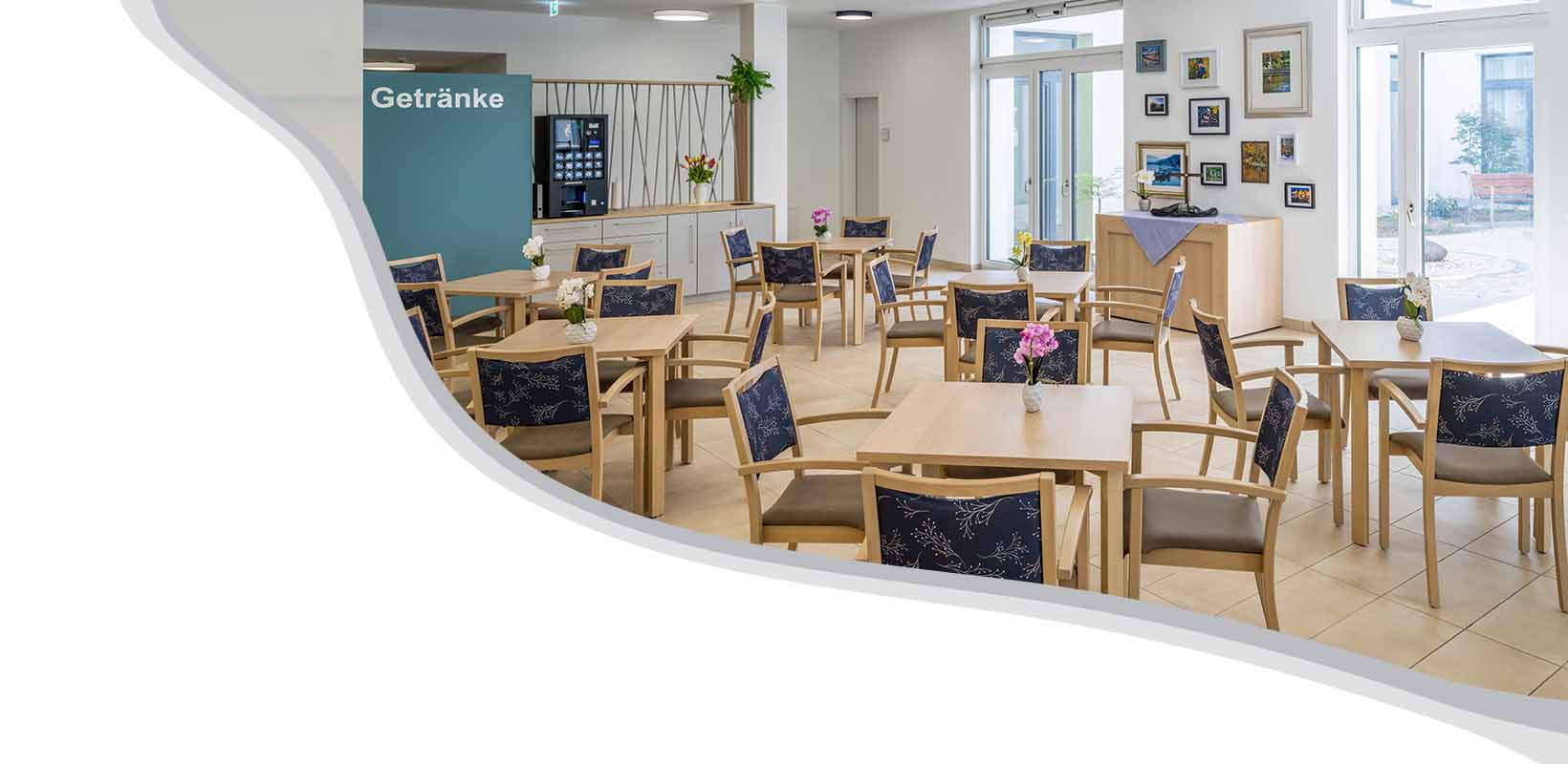 Wohnstift Hofgarten Eingangsbereich mit Sitzgelegenheiten